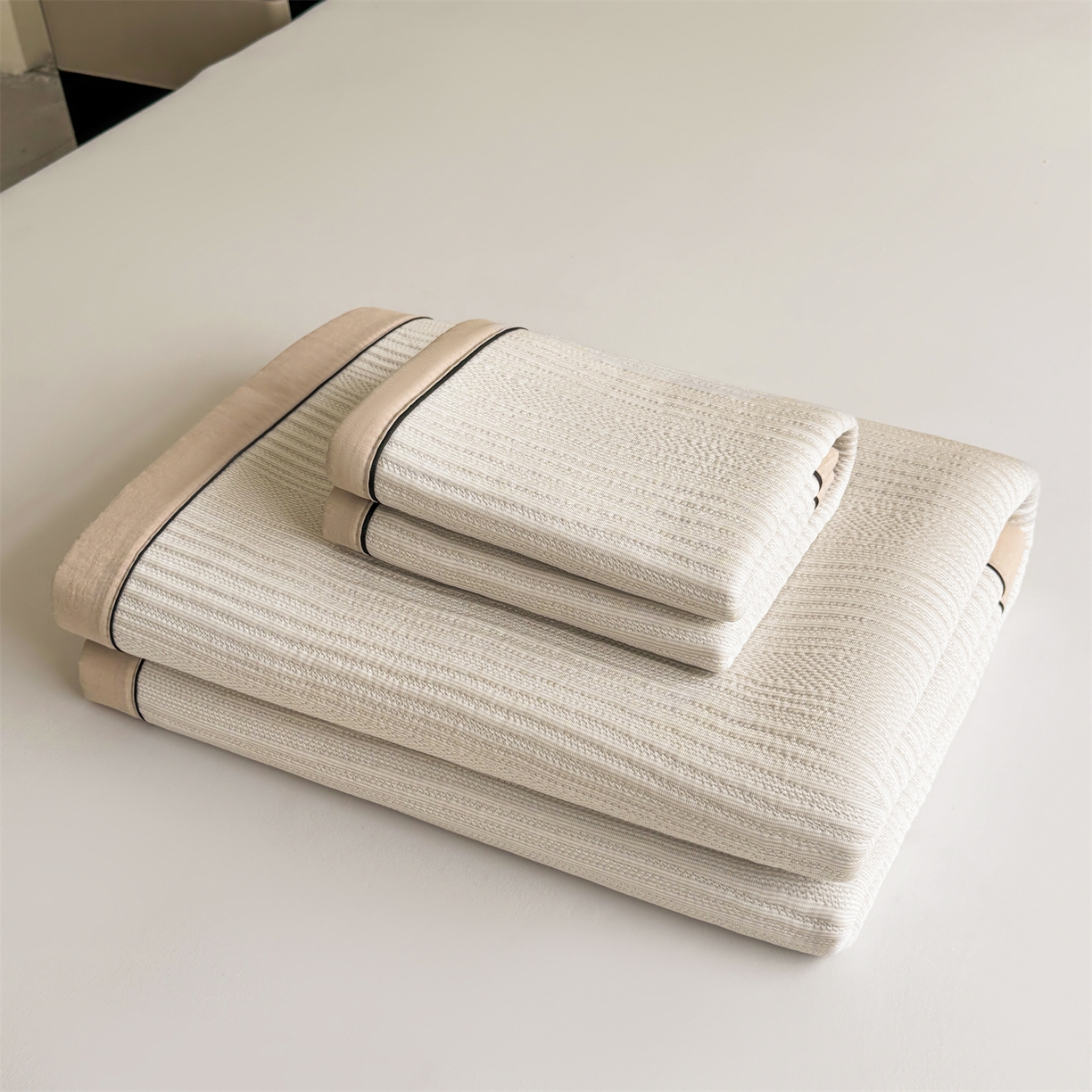 91家纺网 家纺一手货源 找家纺 耐思家纺 2026新款A类高克重三明治复合乙纶提花冰豆豆凉席床笠小蛮腰系列（提供买家秀） 小蛮腰-卡其床席款