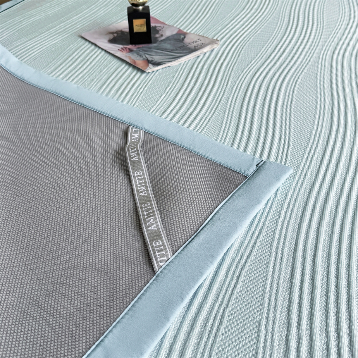 91家纺网 家纺一手货源 找家纺 耐思家纺 2026新款A类高克重三明治复合乙纶提花冰豆豆凉席床笠小蛮腰系列（提供买家秀） 小蛮腰-蓝床席款