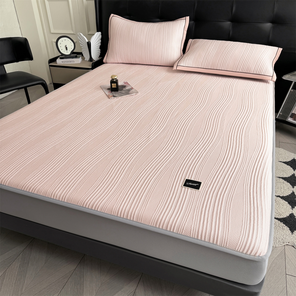 91家纺网 家纺一手货源 找家纺 耐思家纺 2026新款A类高克重三明治复合乙纶提花冰豆豆凉席床笠小蛮腰系列（提供买家秀） 小蛮腰-粉床笠款