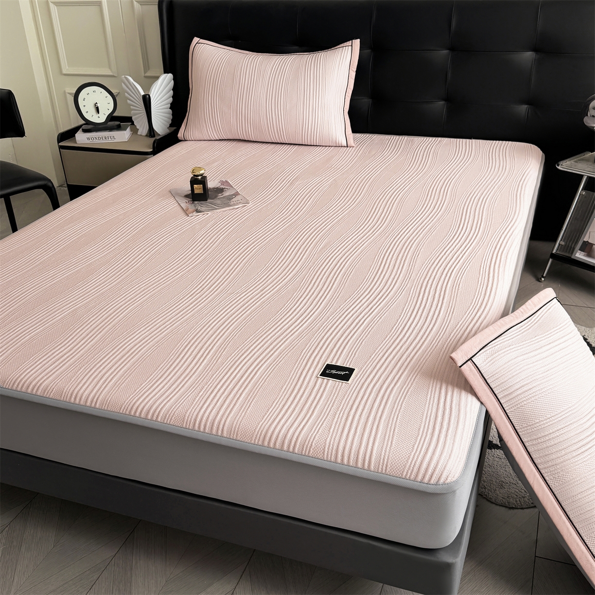 91家纺网 家纺一手货源 找家纺 耐思家纺 2026新款A类高克重三明治复合乙纶提花冰豆豆凉席床笠小蛮腰系列（提供买家秀） 小蛮腰-粉床笠款