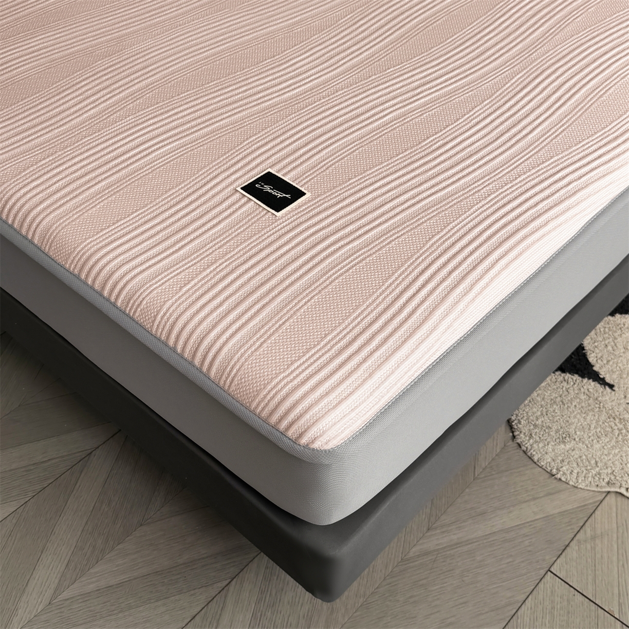 91家纺网 家纺一手货源 找家纺 耐思家纺 2026新款A类高克重三明治复合乙纶提花冰豆豆凉席床笠小蛮腰系列（提供买家秀） 小蛮腰-粉床笠款