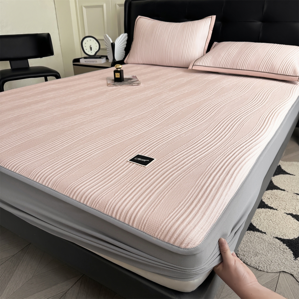 91家纺网 家纺一手货源 找家纺 耐思家纺 2026新款A类高克重三明治复合乙纶提花冰豆豆凉席床笠小蛮腰系列（提供买家秀） 小蛮腰-粉床笠款