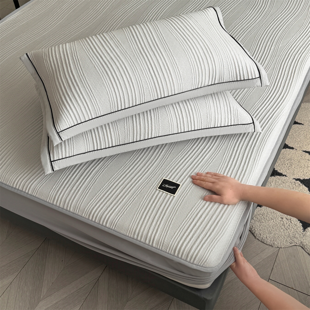 91家纺网 家纺一手货源 找家纺 耐思家纺 2026新款A类高克重三明治复合乙纶提花冰豆豆凉席床笠小蛮腰系列（提供买家秀） 小蛮腰-灰床笠款