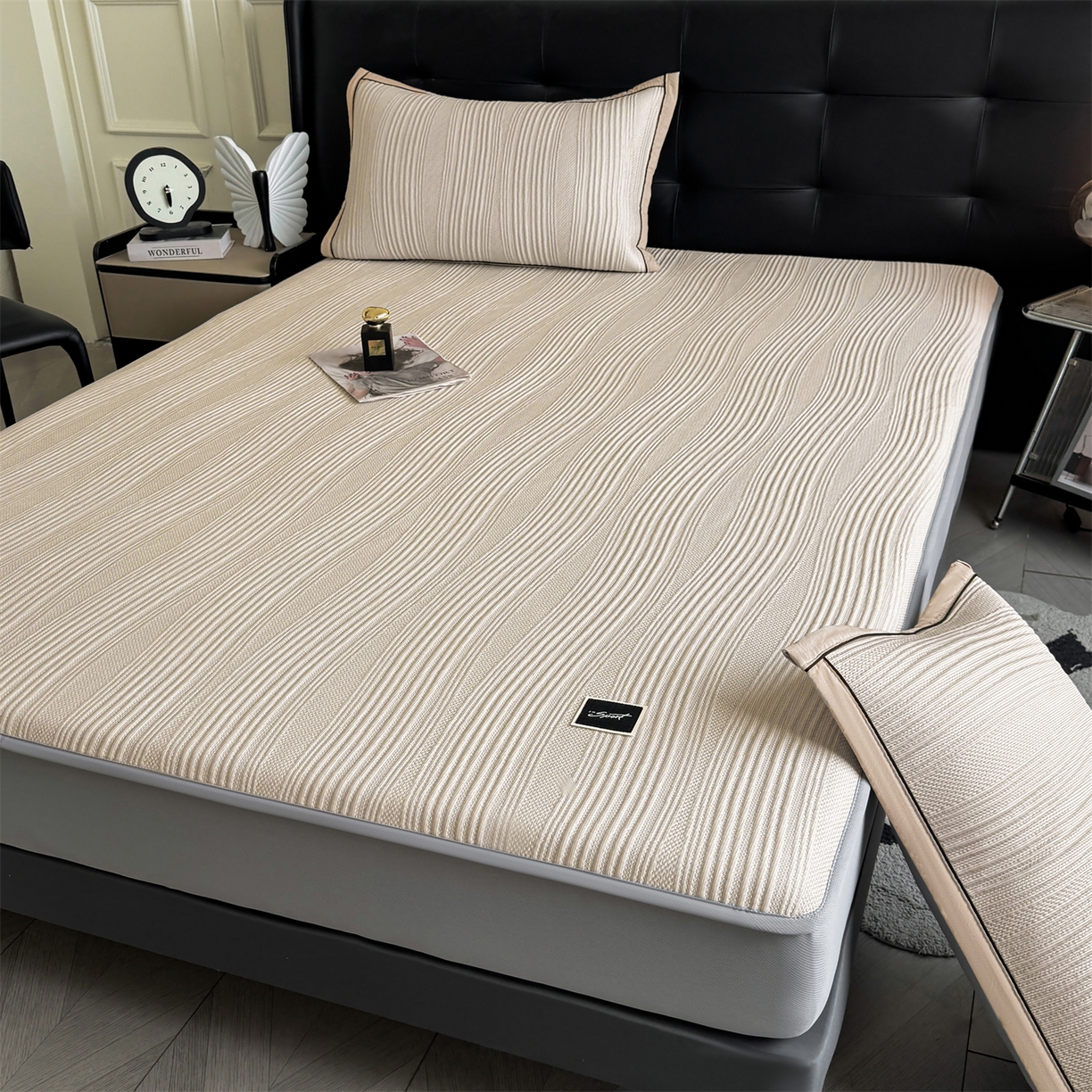 91家纺网 家纺一手货源 找家纺 耐思家纺 2026新款A类高克重三明治复合乙纶提花冰豆豆凉席床笠小蛮腰系列（提供买家秀） 小蛮腰-卡其床笠款