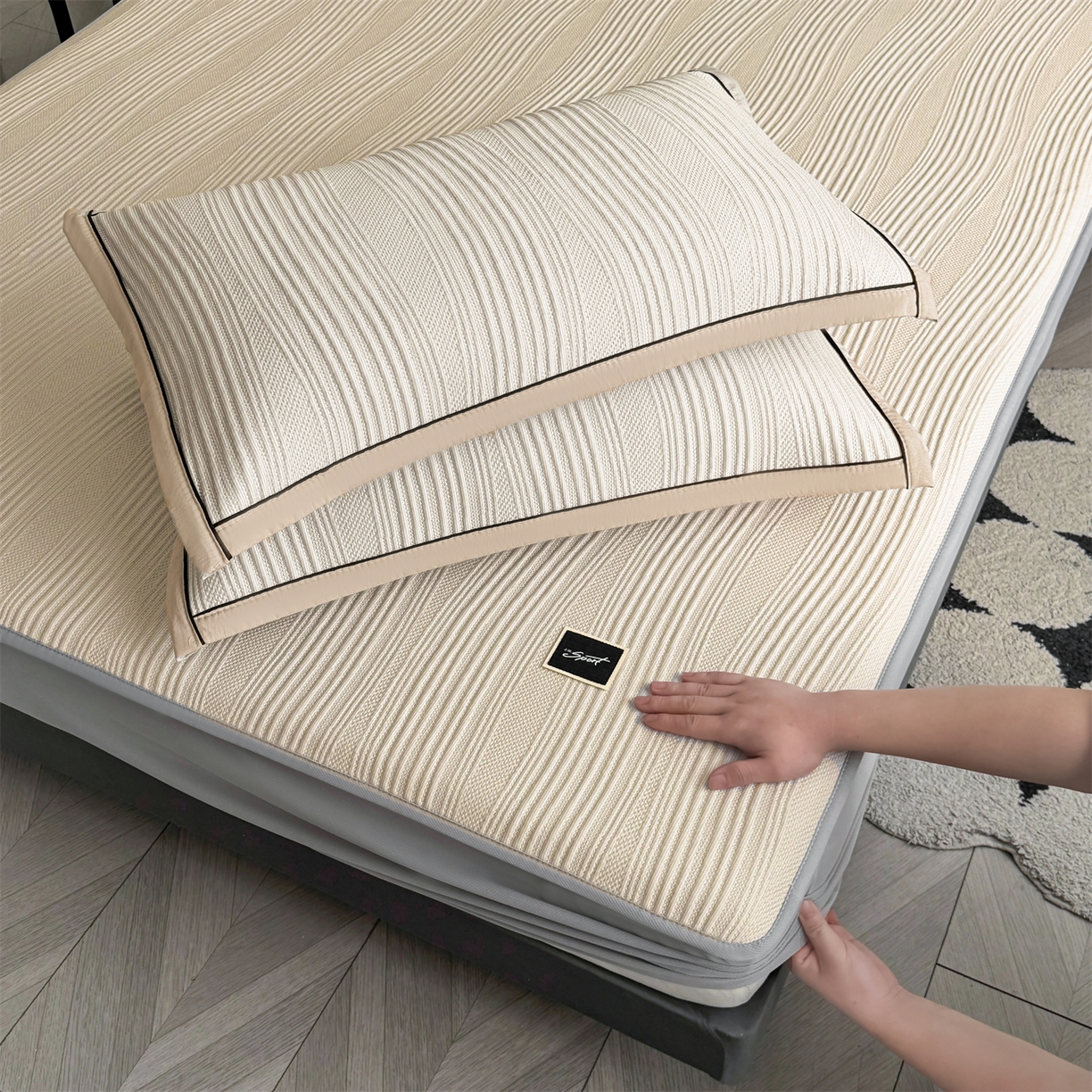 91家纺网 家纺一手货源 找家纺 耐思家纺 2026新款A类高克重三明治复合乙纶提花冰豆豆凉席床笠小蛮腰系列（提供买家秀） 小蛮腰-卡其床笠款