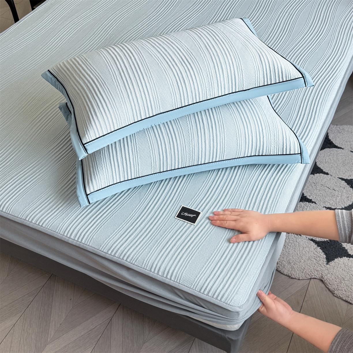 91家纺网 家纺一手货源 找家纺 耐思家纺 2026新款A类高克重三明治复合乙纶提花冰豆豆凉席床笠小蛮腰系列（提供买家秀） 小蛮腰-蓝床笠款