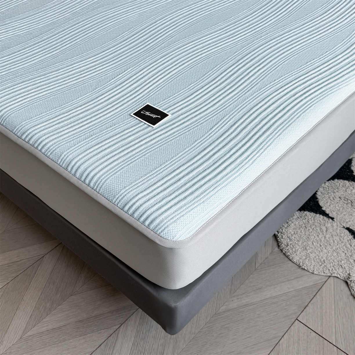 91家纺网 家纺一手货源 找家纺 耐思家纺 2026新款A类高克重三明治复合乙纶提花冰豆豆凉席床笠小蛮腰系列（提供买家秀） 小蛮腰-蓝床笠款