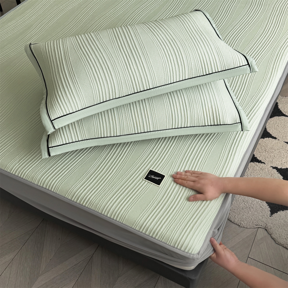 91家纺网 家纺一手货源 找家纺 耐思家纺 2026新款A类高克重三明治复合乙纶提花冰豆豆凉席床笠小蛮腰系列（提供买家秀） 小蛮腰-绿床笠款