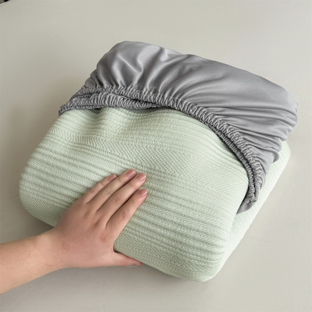 91家纺网 家纺一手货源 找家纺 耐思家纺 2026新款A类高克重三明治复合乙纶提花冰豆豆凉席床笠小蛮腰系列（提供买家秀） 小蛮腰-绿床笠款