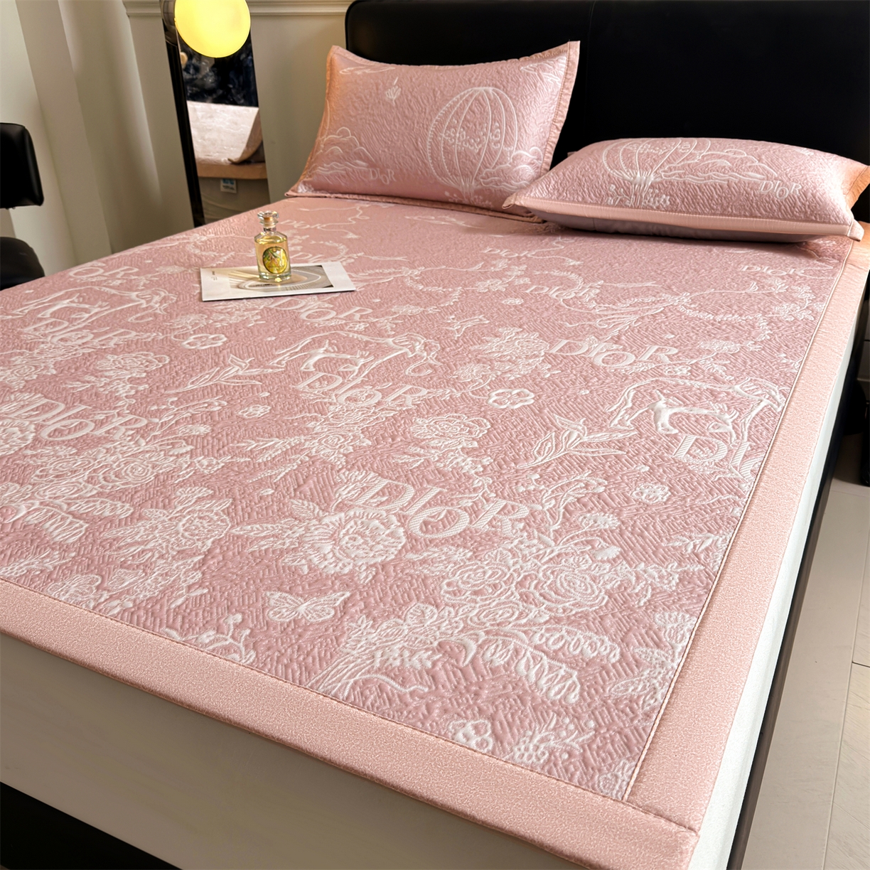 91家纺网 家纺一手货源 找家纺 （总）耐思家纺 2026新品高端复合三明治PE乙纶双面提花610克冰豆豆凉席迪奥风系列（提供买家秀）