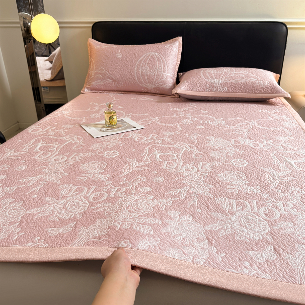 91家纺网 家纺一手货源 找家纺 （总）耐思家纺 2026新品高端复合三明治PE乙纶双面提花610克冰豆豆凉席迪奥风系列（提供买家秀）