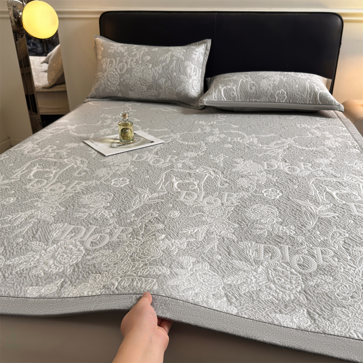 91家纺网 家纺一手货源 找家纺 耐思家纺 2026新品高端复合三明治PE乙纶双面提花610克冰豆豆凉席迪奥风系列（提供买家秀） 迪奥风-灰床席款