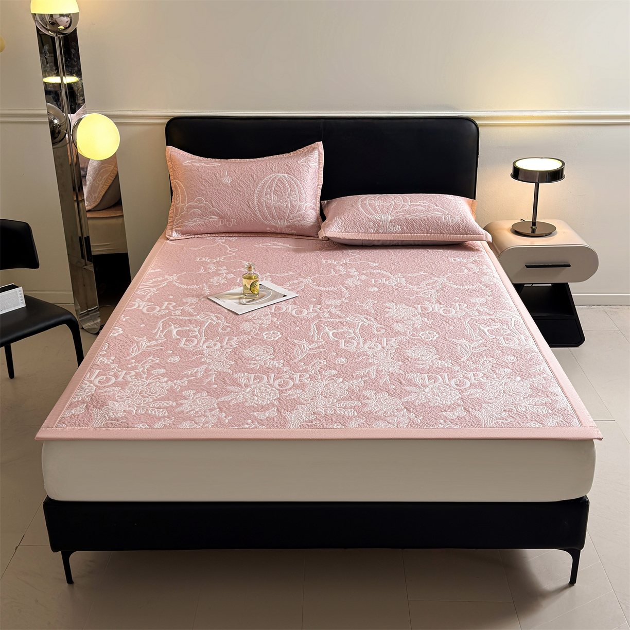 91家纺网 家纺一手货源 找家纺 耐思家纺 2026新品高端复合三明治PE乙纶双面提花610克冰豆豆凉席迪奥风系列（提供买家秀） 迪奥风-粉床席款