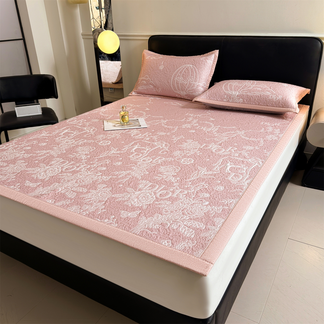 91家纺网 家纺一手货源 找家纺 耐思家纺 2026新品高端复合三明治PE乙纶双面提花610克冰豆豆凉席迪奥风系列（提供买家秀） 迪奥风-粉床席款