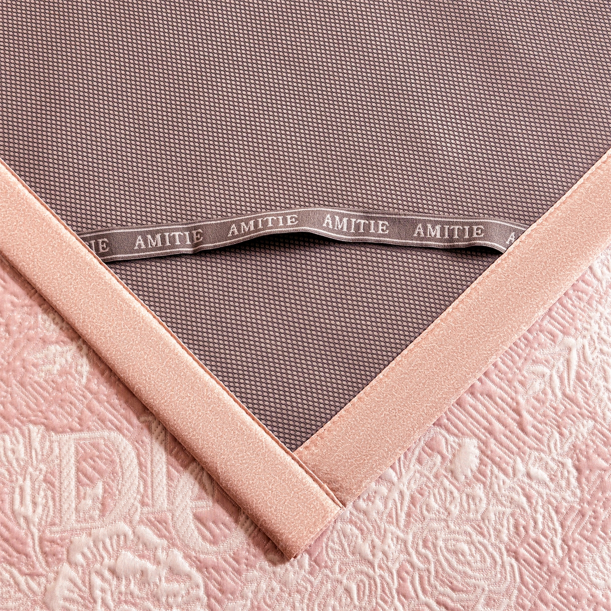 91家纺网 家纺一手货源 找家纺 耐思家纺 2026新品高端复合三明治PE乙纶双面提花610克冰豆豆凉席迪奥风系列（提供买家秀） 迪奥风-粉床席款