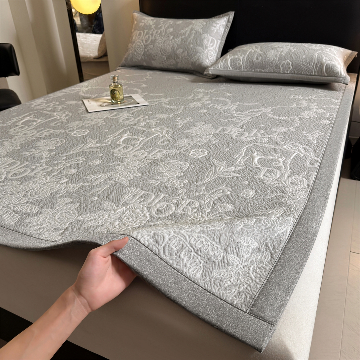 91家纺网 家纺一手货源 找家纺 耐思家纺 2026新品高端复合三明治PE乙纶双面提花610克冰豆豆凉席迪奥风系列（提供买家秀） 迪奥风-灰床席款