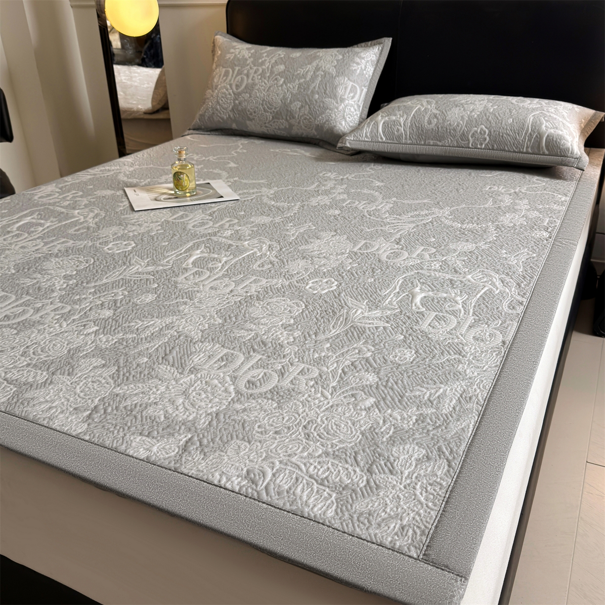 91家纺网 家纺一手货源 找家纺 耐思家纺 2026新品高端复合三明治PE乙纶双面提花610克冰豆豆凉席迪奥风系列（提供买家秀） 迪奥风-灰床席款