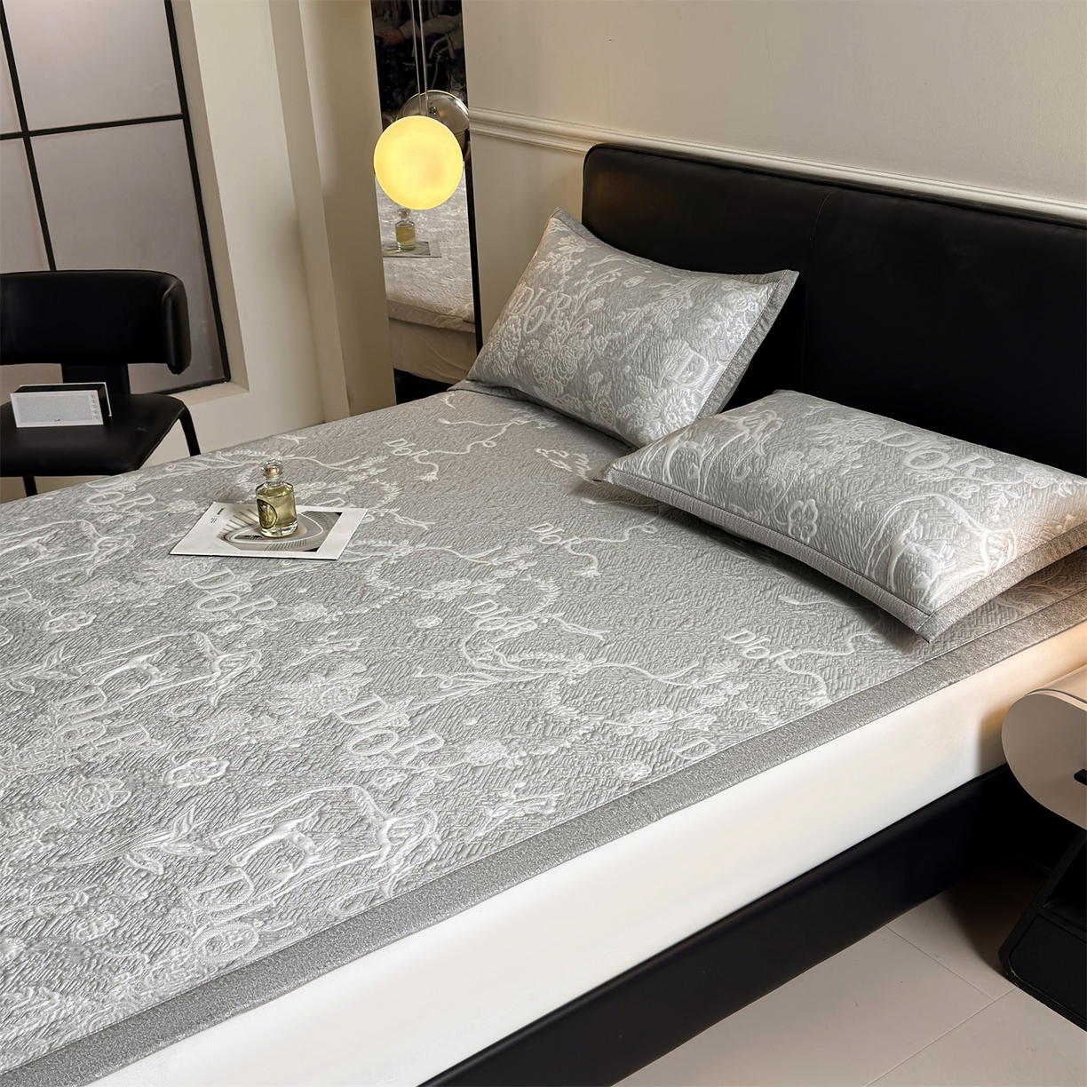 91家纺网 家纺一手货源 找家纺 耐思家纺 2026新品高端复合三明治PE乙纶双面提花610克冰豆豆凉席迪奥风系列（提供买家秀） 迪奥风-灰床席款