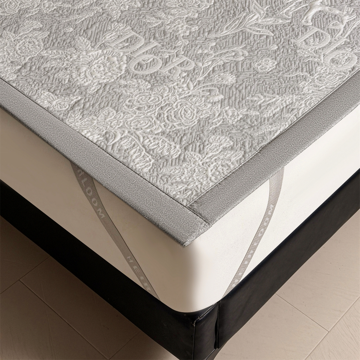 91家纺网 家纺一手货源 找家纺 耐思家纺 2026新品高端复合三明治PE乙纶双面提花610克冰豆豆凉席迪奥风系列（提供买家秀） 迪奥风-灰床席款