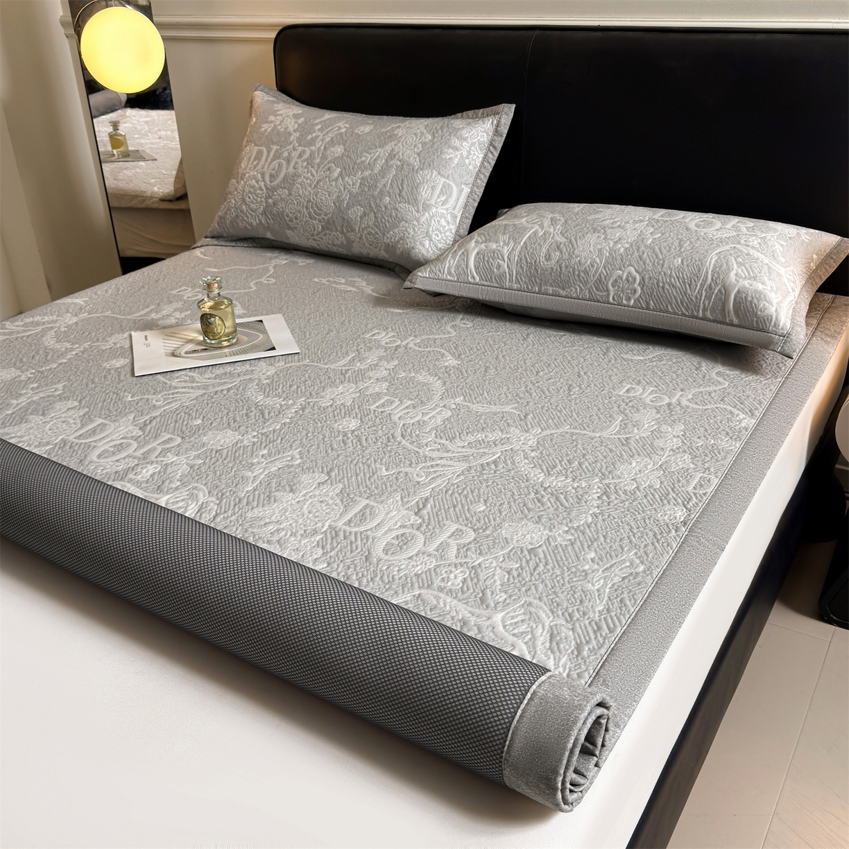 91家纺网 家纺一手货源 找家纺 耐思家纺 2026新品高端复合三明治PE乙纶双面提花610克冰豆豆凉席迪奥风系列（提供买家秀） 迪奥风-灰床席款