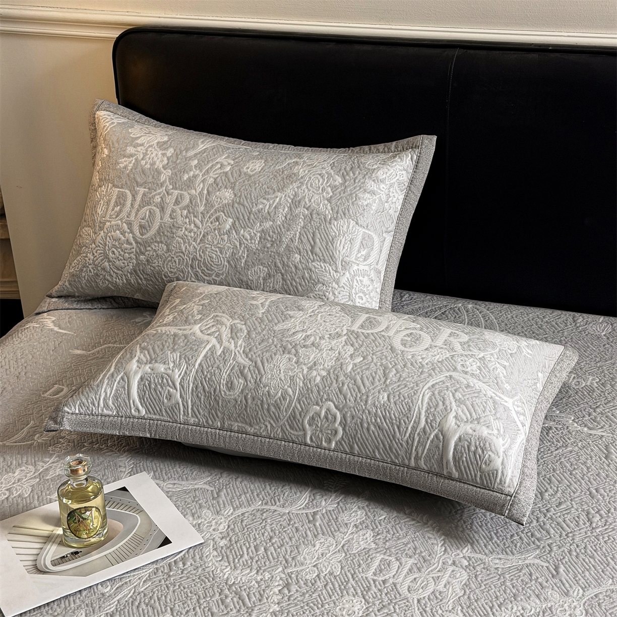 91家纺网 家纺一手货源 找家纺 耐思家纺 2026新品高端复合三明治PE乙纶双面提花610克冰豆豆凉席迪奥风系列（提供买家秀） 迪奥风-灰床席款