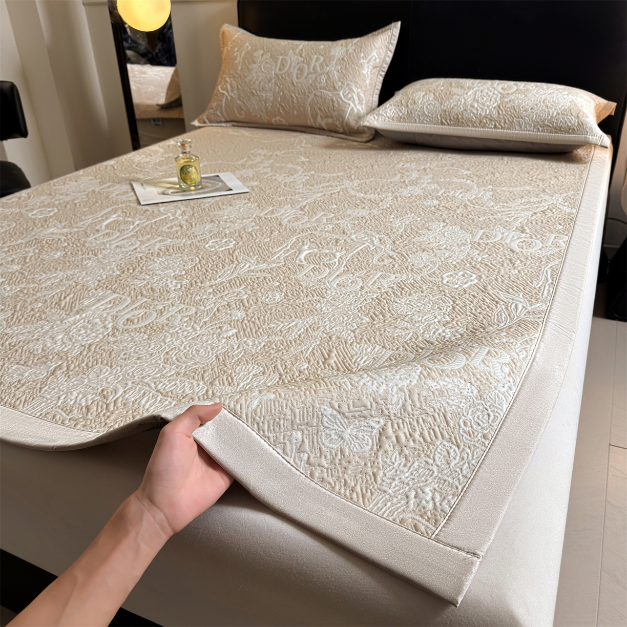 91家纺网 家纺一手货源 找家纺 耐思家纺 2026新品高端复合三明治PE乙纶双面提花610克冰豆豆凉席迪奥风系列（提供买家秀） 迪奥风-卡其床席款