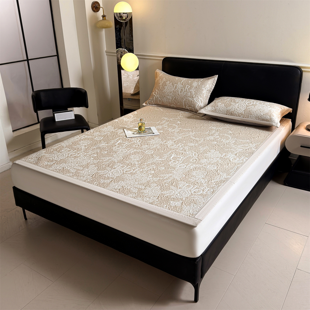 91家纺网 家纺一手货源 找家纺 耐思家纺 2026新品高端复合三明治PE乙纶双面提花610克冰豆豆凉席迪奥风系列（提供买家秀） 迪奥风-卡其床席款