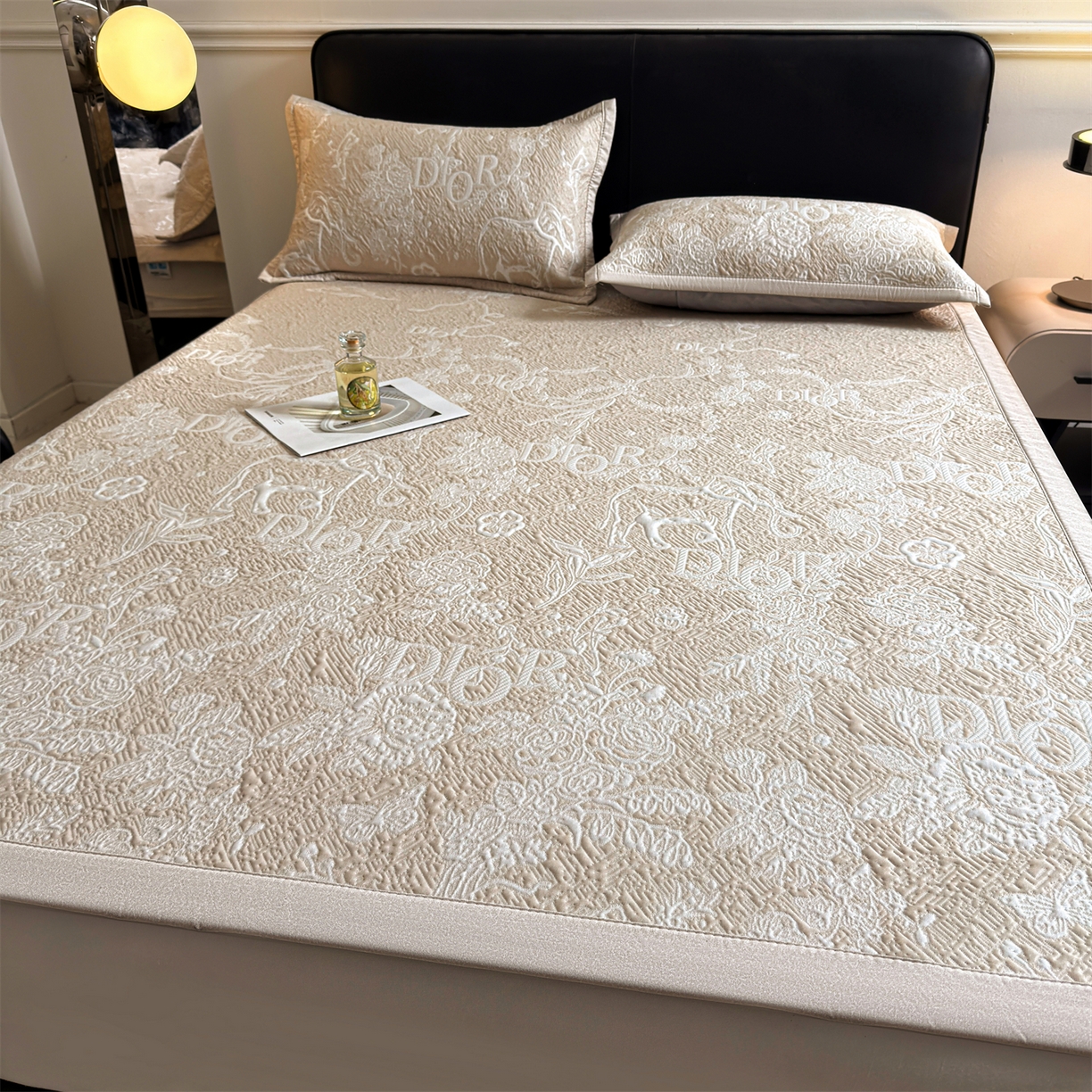 91家纺网 家纺一手货源 找家纺 耐思家纺 2026新品高端复合三明治PE乙纶双面提花610克冰豆豆凉席迪奥风系列（提供买家秀） 迪奥风-卡其床席款