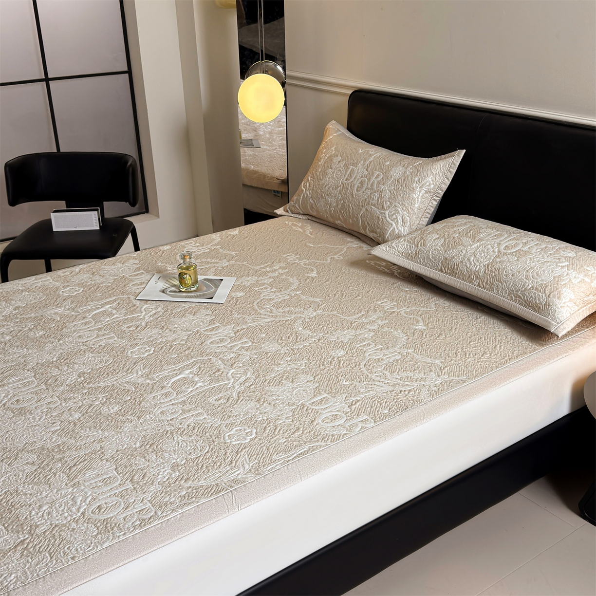 91家纺网 家纺一手货源 找家纺 耐思家纺 2026新品高端复合三明治PE乙纶双面提花610克冰豆豆凉席迪奥风系列（提供买家秀） 迪奥风-卡其床席款