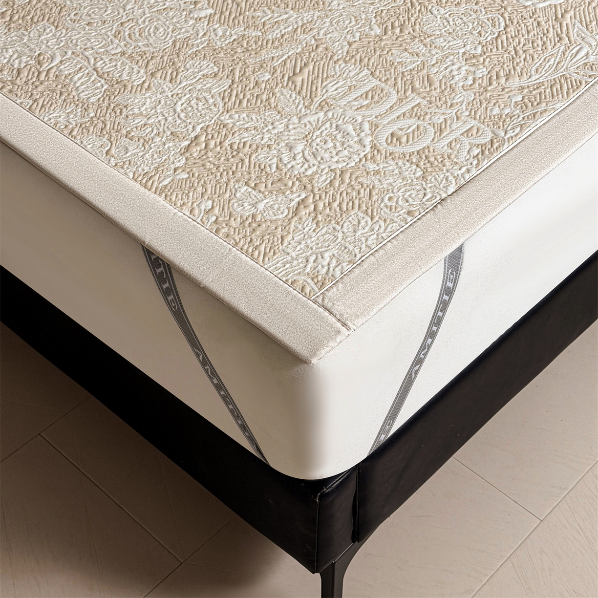 91家纺网 家纺一手货源 找家纺 耐思家纺 2026新品高端复合三明治PE乙纶双面提花610克冰豆豆凉席迪奥风系列（提供买家秀） 迪奥风-卡其床席款