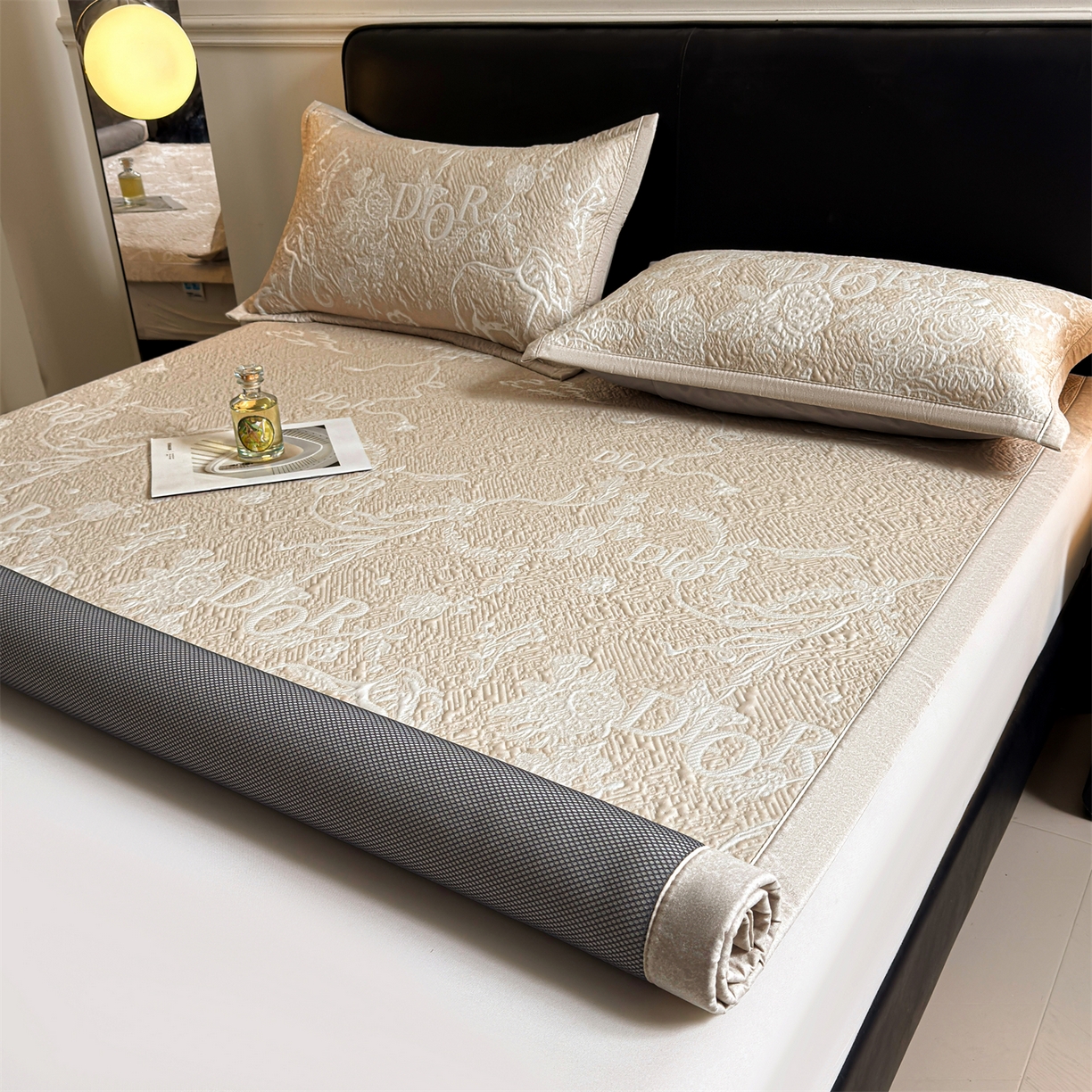 91家纺网 家纺一手货源 找家纺 耐思家纺 2026新品高端复合三明治PE乙纶双面提花610克冰豆豆凉席迪奥风系列（提供买家秀） 迪奥风-卡其床席款