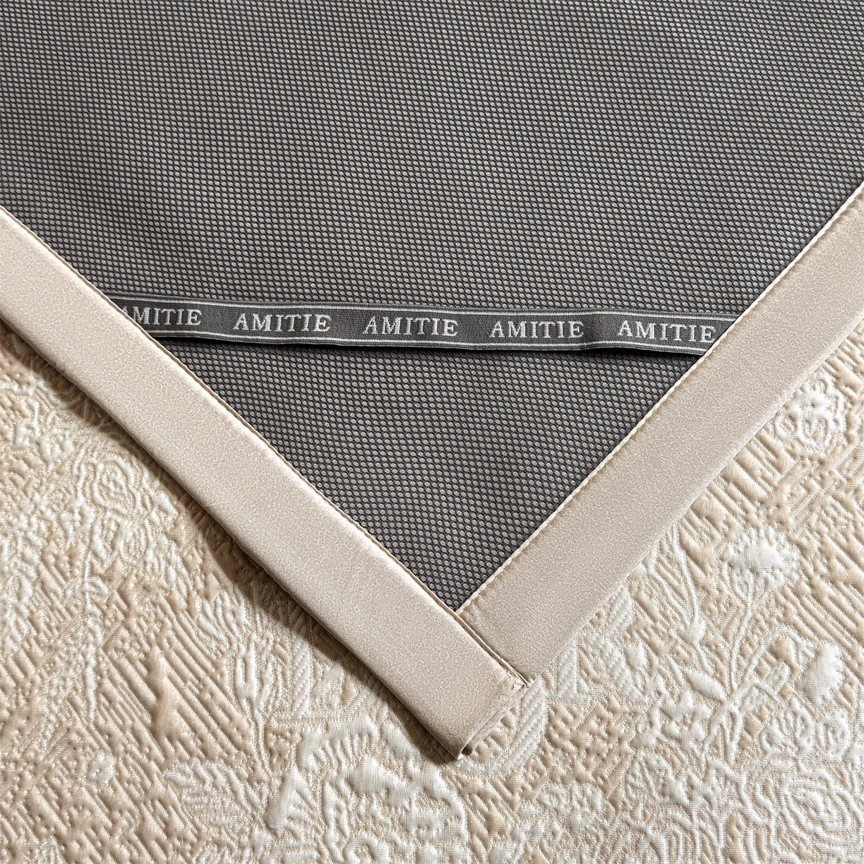 91家纺网 家纺一手货源 找家纺 耐思家纺 2026新品高端复合三明治PE乙纶双面提花610克冰豆豆凉席迪奥风系列（提供买家秀） 迪奥风-卡其床席款