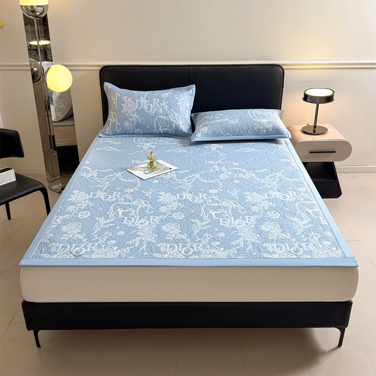 91家纺网 家纺一手货源 找家纺 耐思家纺 2026新品高端复合三明治PE乙纶双面提花610克冰豆豆凉席迪奥风系列（提供买家秀） 迪奥风-蓝床席款