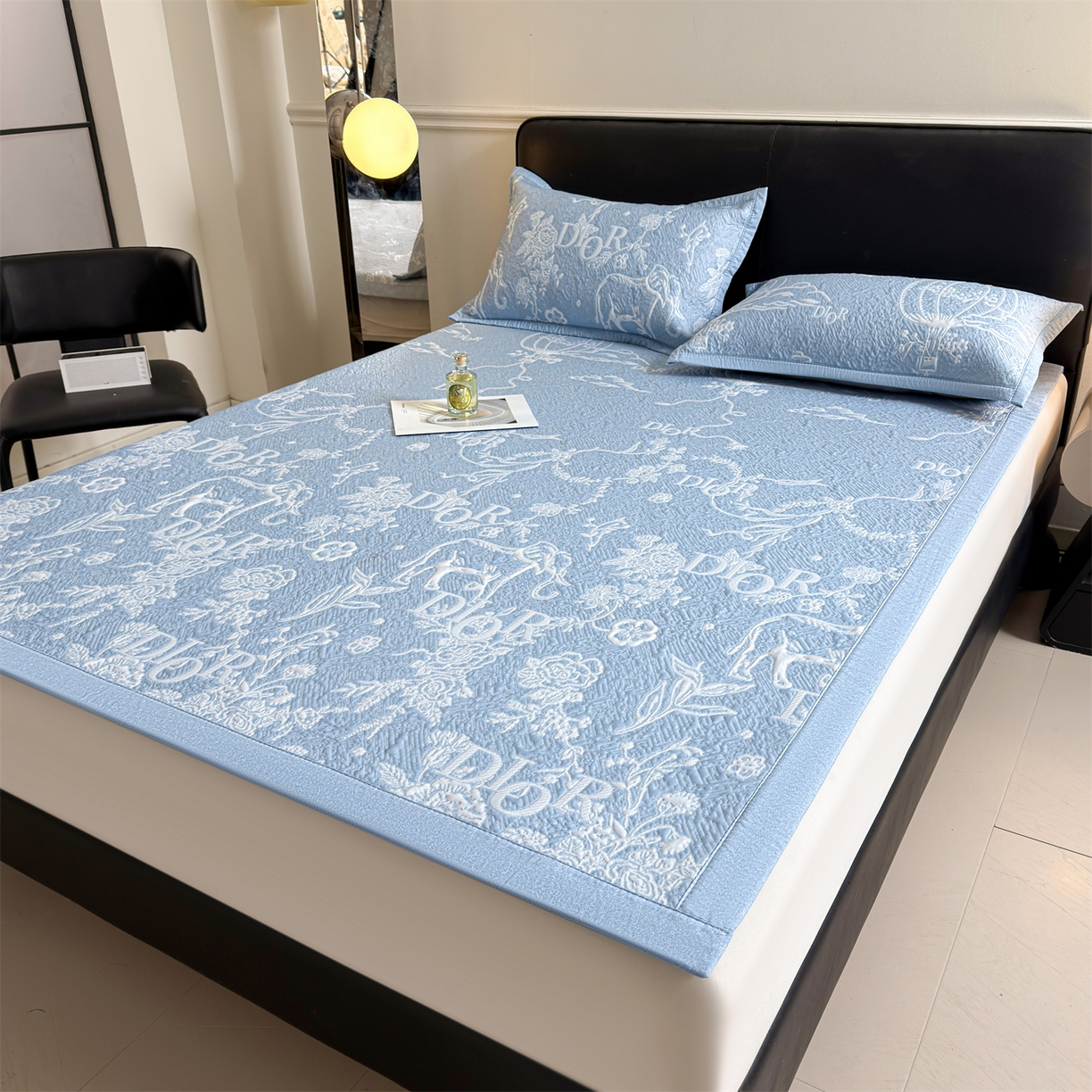 91家纺网 家纺一手货源 找家纺 耐思家纺 2026新品高端复合三明治PE乙纶双面提花610克冰豆豆凉席迪奥风系列（提供买家秀） 迪奥风-蓝床席款