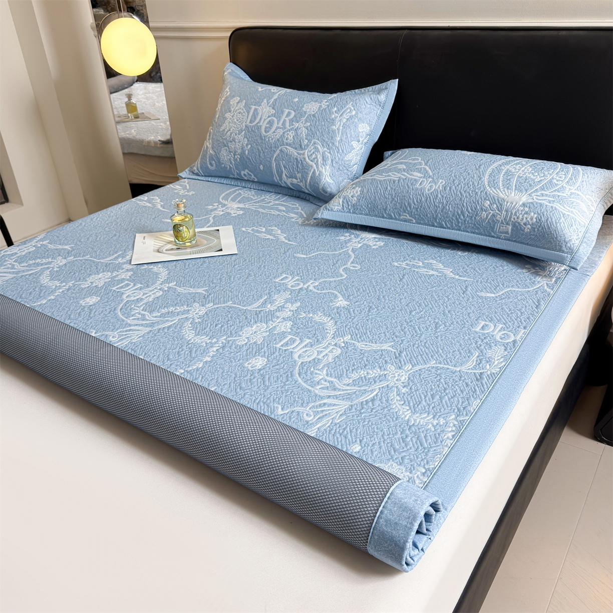 91家纺网 家纺一手货源 找家纺 耐思家纺 2026新品高端复合三明治PE乙纶双面提花610克冰豆豆凉席迪奥风系列（提供买家秀） 迪奥风-蓝床席款