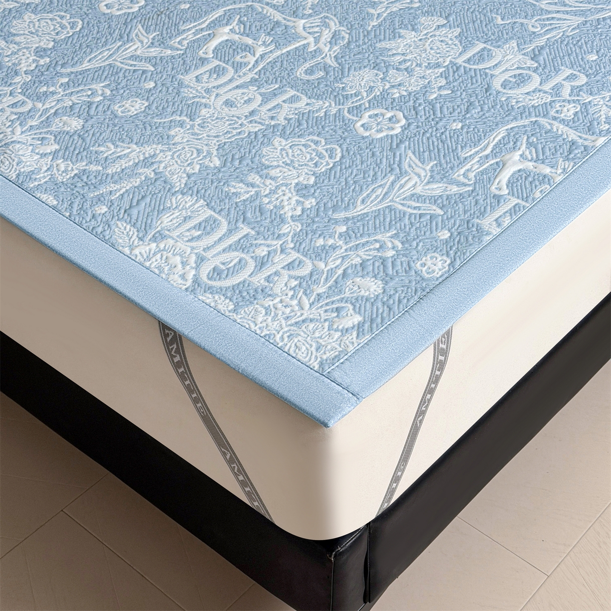 91家纺网 家纺一手货源 找家纺 耐思家纺 2026新品高端复合三明治PE乙纶双面提花610克冰豆豆凉席迪奥风系列（提供买家秀） 迪奥风-蓝床席款