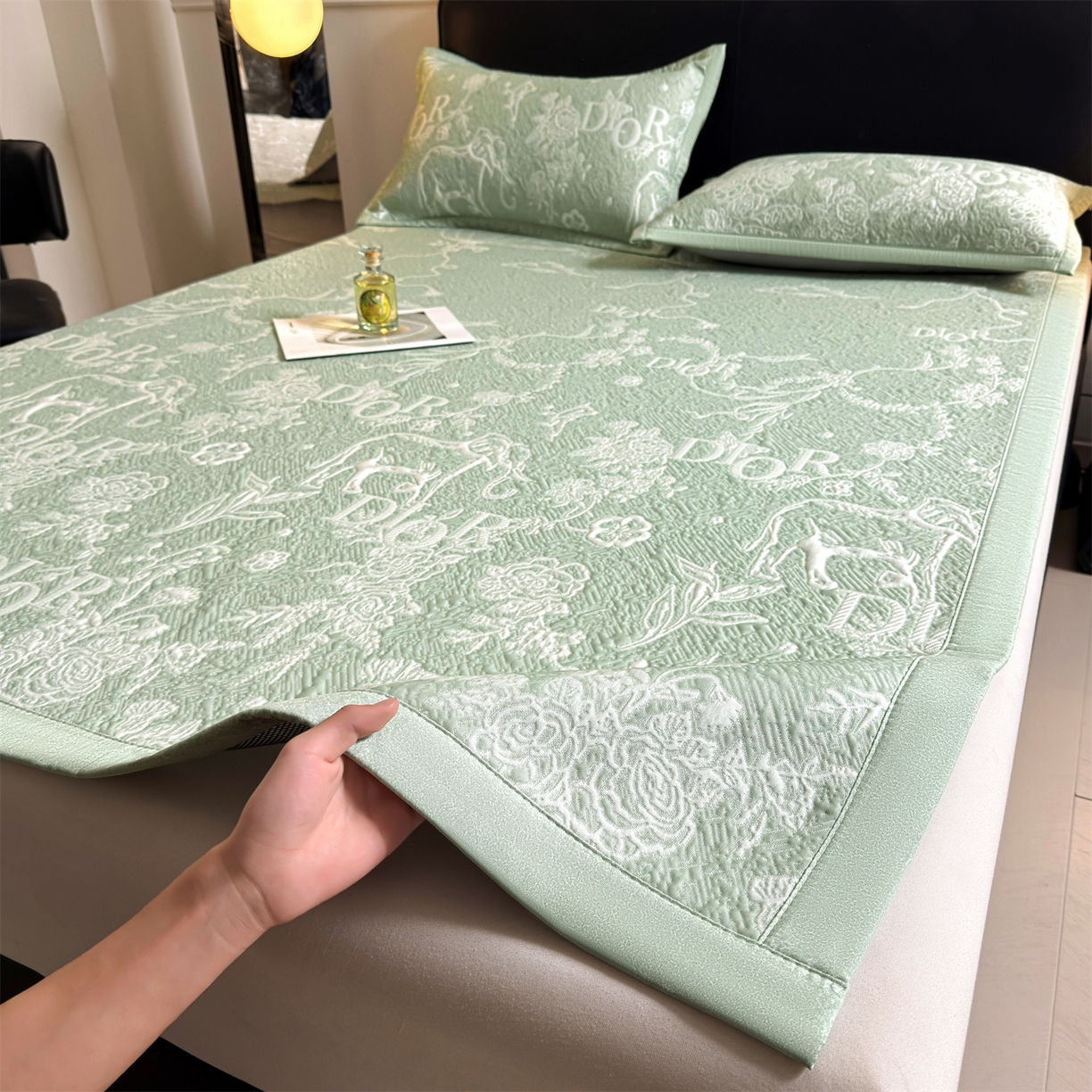 91家纺网 家纺一手货源 找家纺 耐思家纺 2026新品高端复合三明治PE乙纶双面提花610克冰豆豆凉席迪奥风系列（提供买家秀） 迪奥风-绿床席款