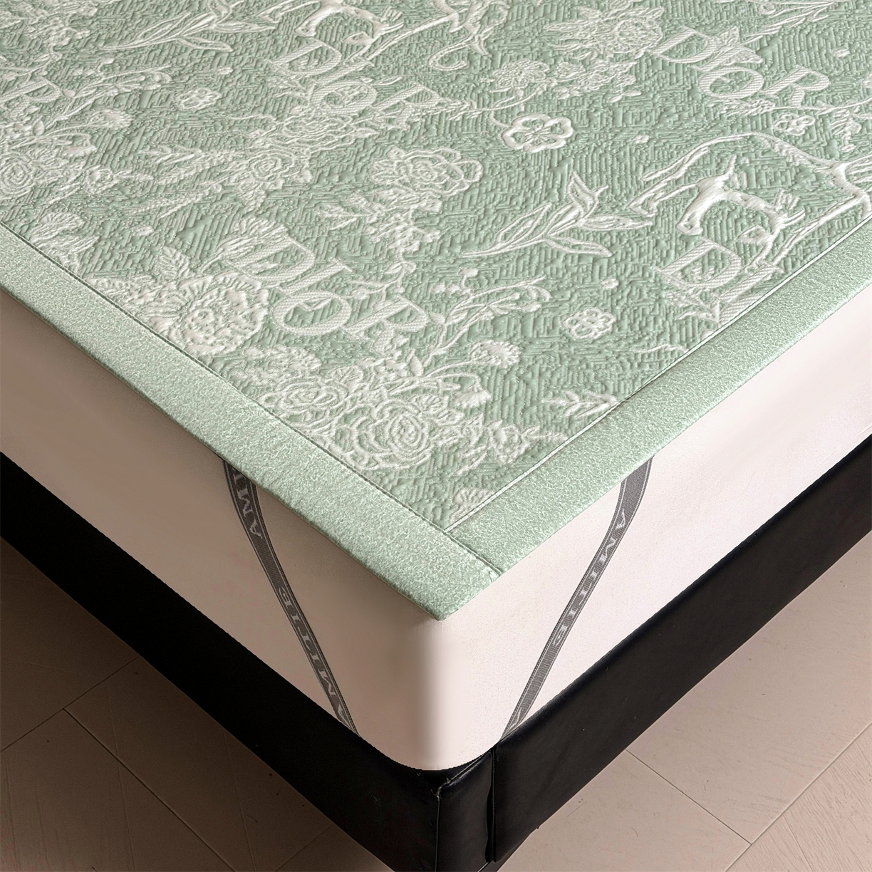 91家纺网 家纺一手货源 找家纺 耐思家纺 2026新品高端复合三明治PE乙纶双面提花610克冰豆豆凉席迪奥风系列（提供买家秀） 迪奥风-绿床席款