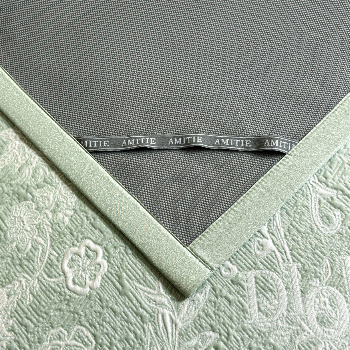 91家纺网 家纺一手货源 找家纺 耐思家纺 2026新品高端复合三明治PE乙纶双面提花610克冰豆豆凉席迪奥风系列（提供买家秀） 迪奥风-绿床席款