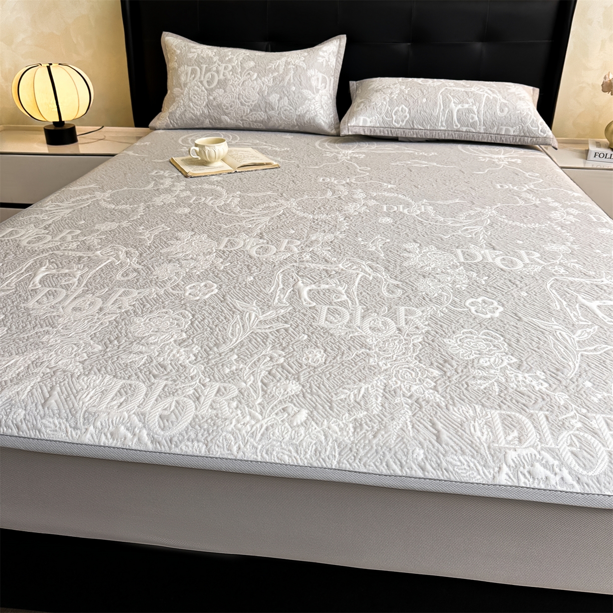 91家纺网 家纺一手货源 找家纺 耐思家纺 2026新品高端复合三明治PE乙纶双面提花610克冰豆豆凉席迪奥风系列（提供买家秀） 迪奥风-灰床笠款