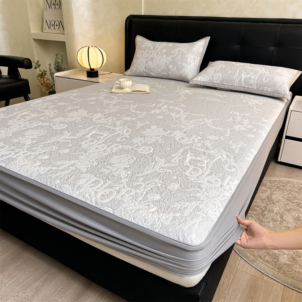 91家纺网 家纺一手货源 找家纺 耐思家纺 2026新品高端复合三明治PE乙纶双面提花610克冰豆豆凉席迪奥风系列（提供买家秀） 迪奥风-灰床笠款