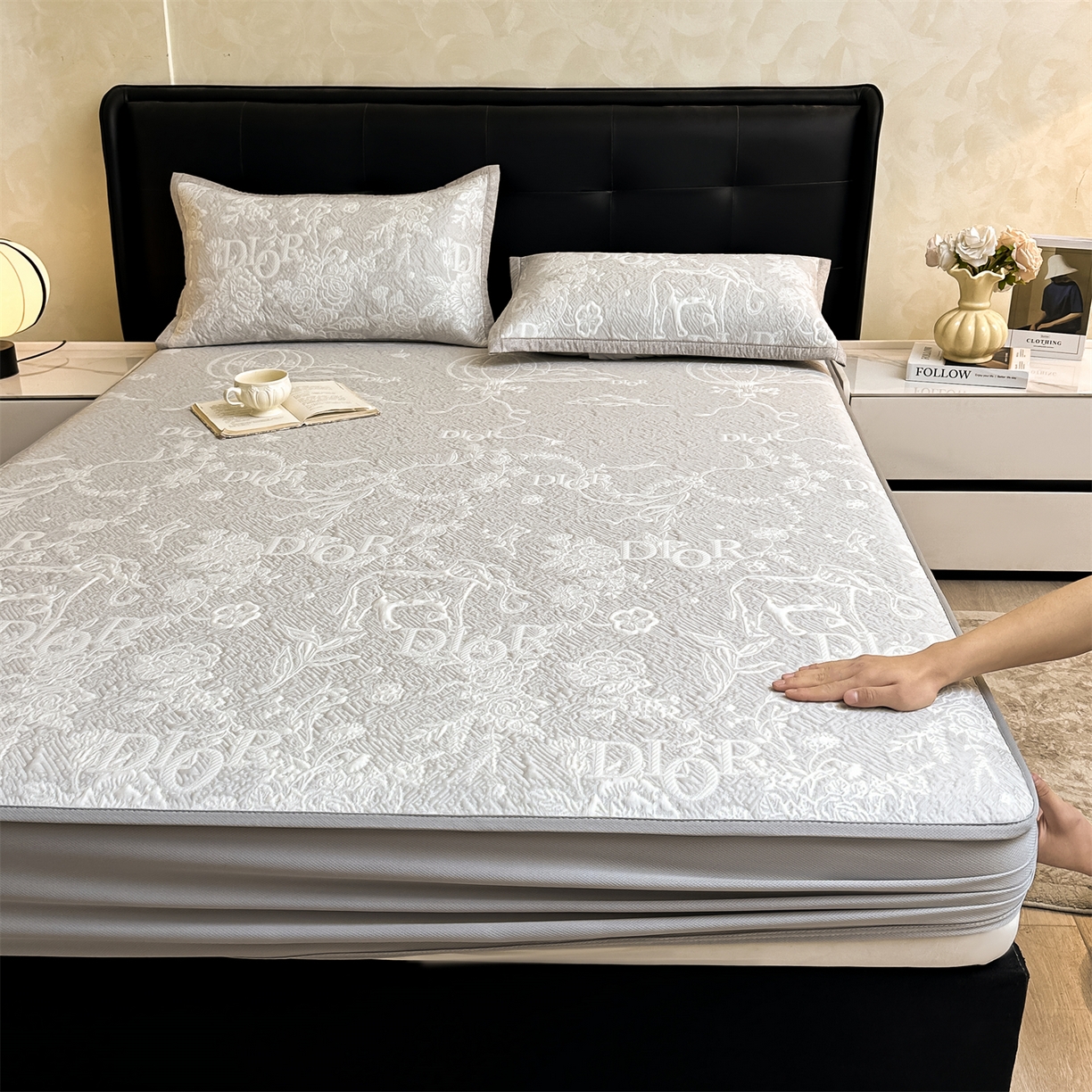 91家纺网 家纺一手货源 找家纺 耐思家纺 2026新品高端复合三明治PE乙纶双面提花610克冰豆豆凉席迪奥风系列（提供买家秀） 迪奥风-灰床笠款