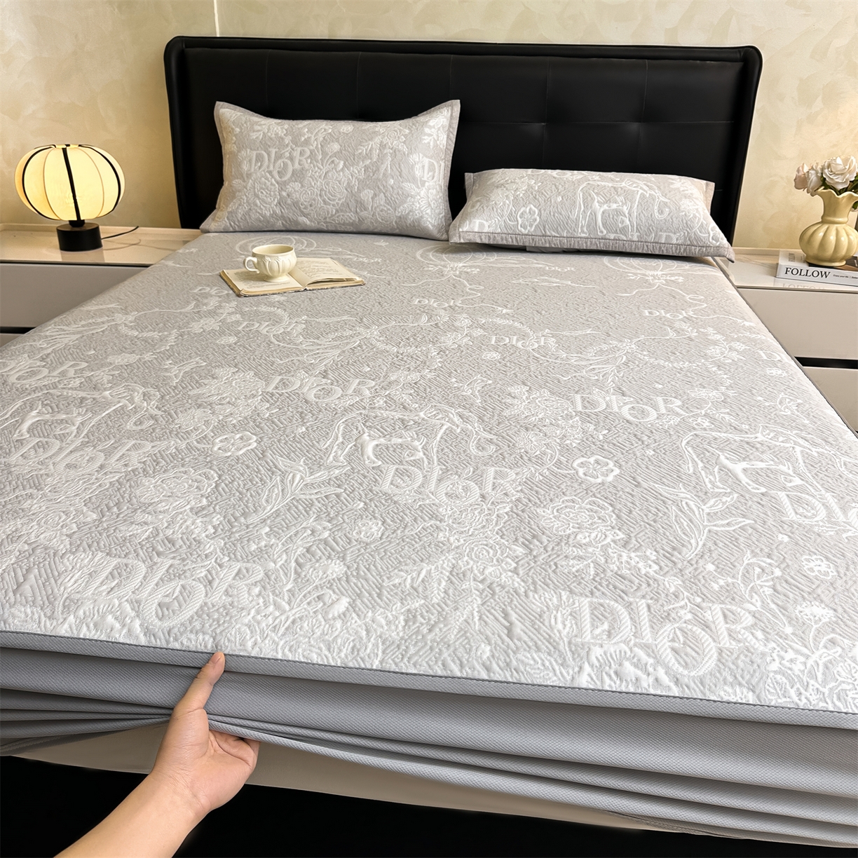 91家纺网 家纺一手货源 找家纺 耐思家纺 2026新品高端复合三明治PE乙纶双面提花610克冰豆豆凉席迪奥风系列（提供买家秀） 迪奥风-灰床笠款