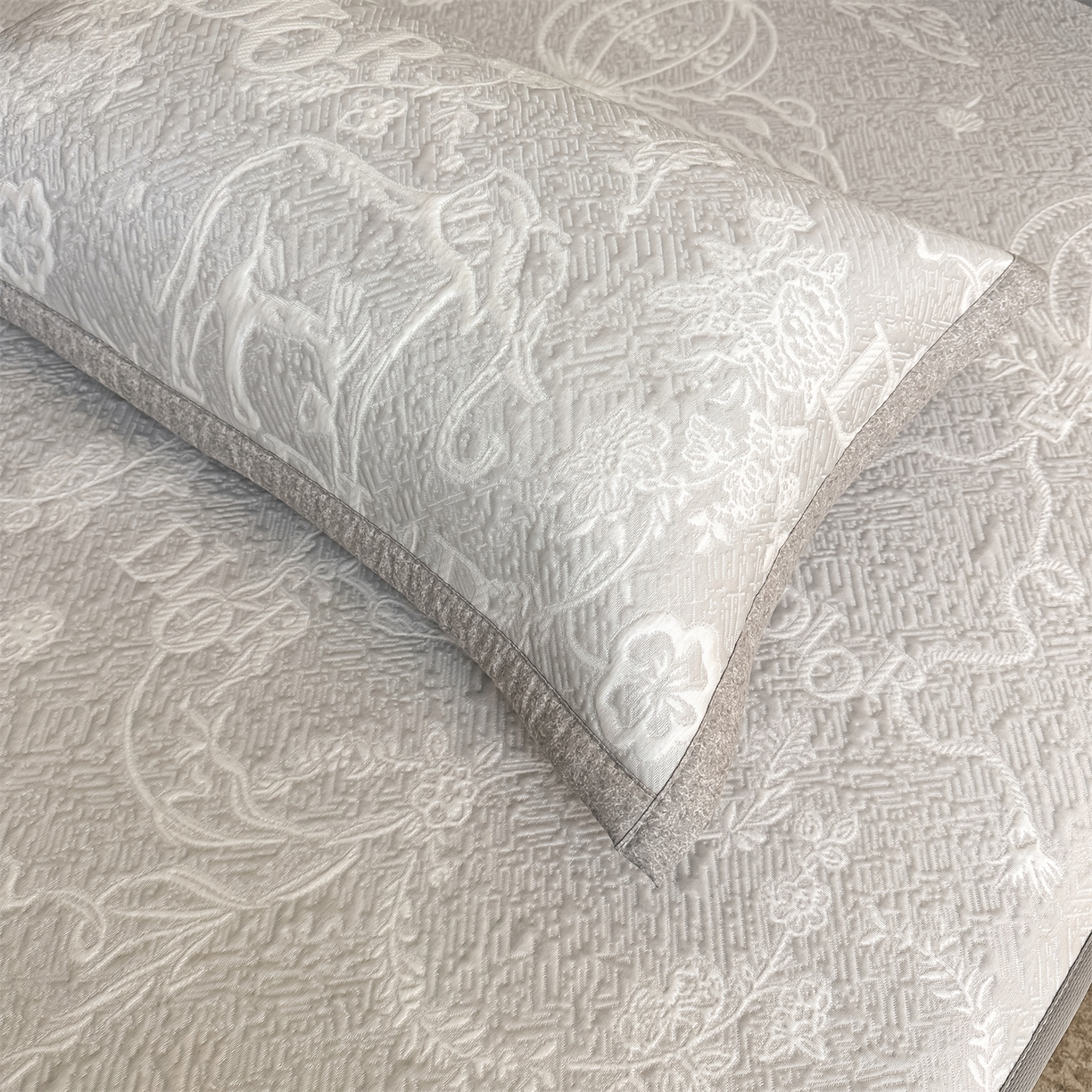 91家纺网 家纺一手货源 找家纺 耐思家纺 2026新品高端复合三明治PE乙纶双面提花610克冰豆豆凉席迪奥风系列（提供买家秀） 迪奥风-灰床笠款