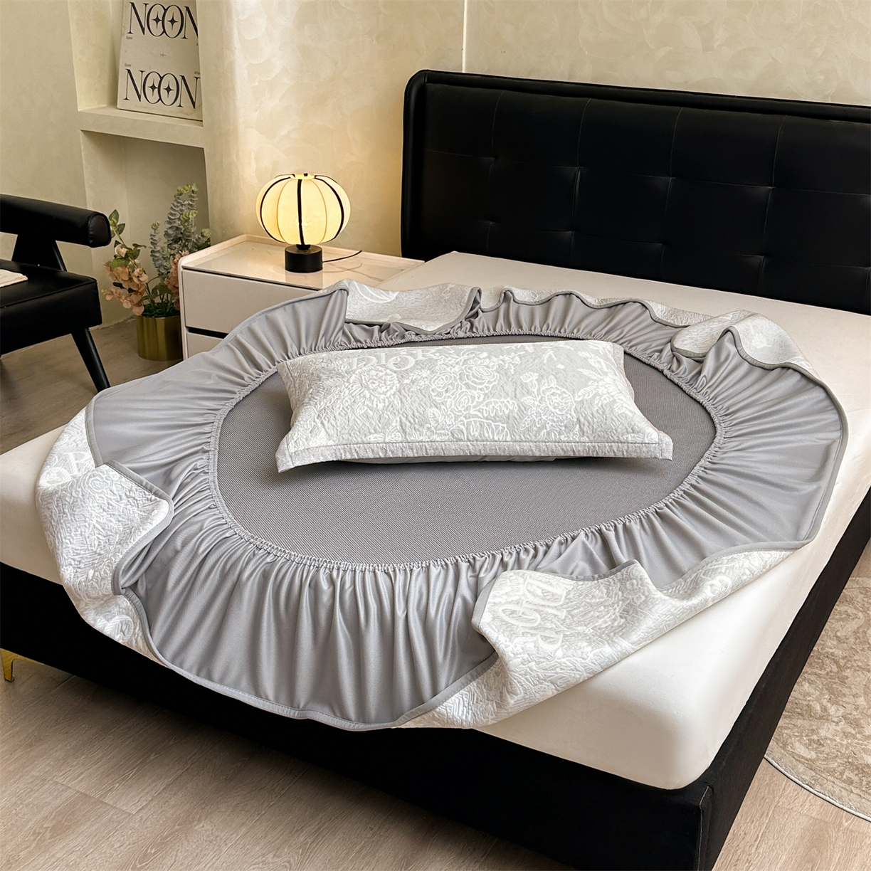 91家纺网 家纺一手货源 找家纺 耐思家纺 2026新品高端复合三明治PE乙纶双面提花610克冰豆豆凉席迪奥风系列（提供买家秀） 迪奥风-灰床笠款