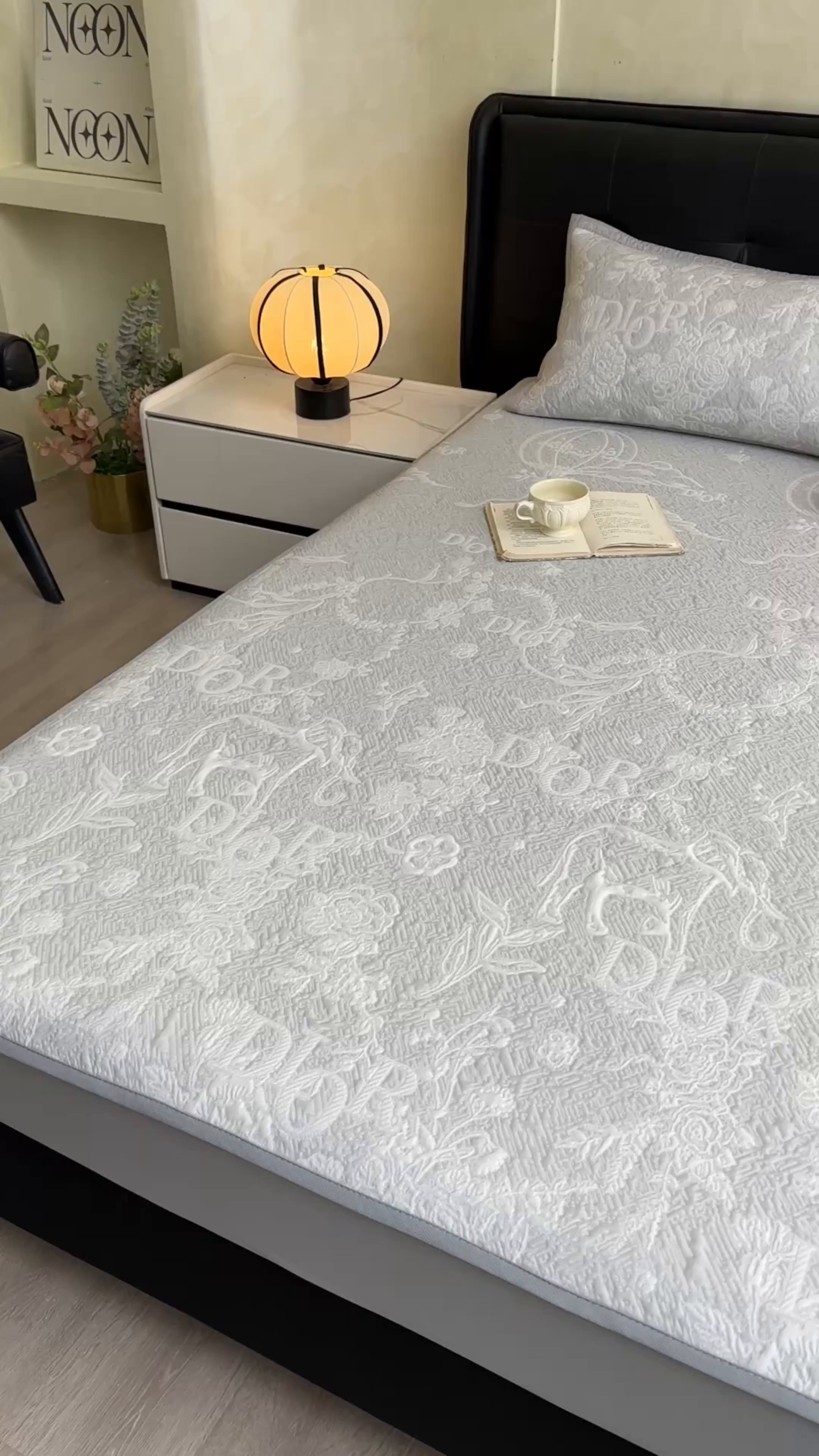 91家纺网 家纺一手货源 找家纺 耐思家纺 2026新品高端复合三明治PE乙纶双面提花610克冰豆豆凉席迪奥风系列（提供买家秀） 迪奥风-灰床笠款