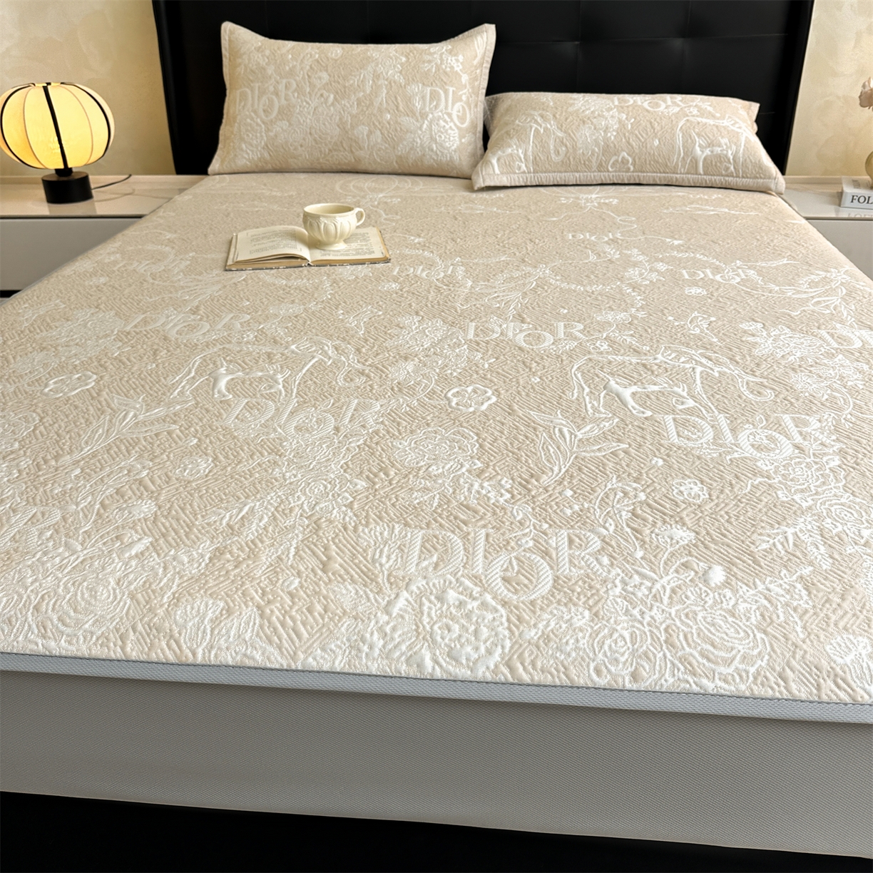 91家纺网 家纺一手货源 找家纺 耐思家纺 2026新品高端复合三明治PE乙纶双面提花610克冰豆豆凉席迪奥风系列（提供买家秀） 迪奥风-卡其床笠款