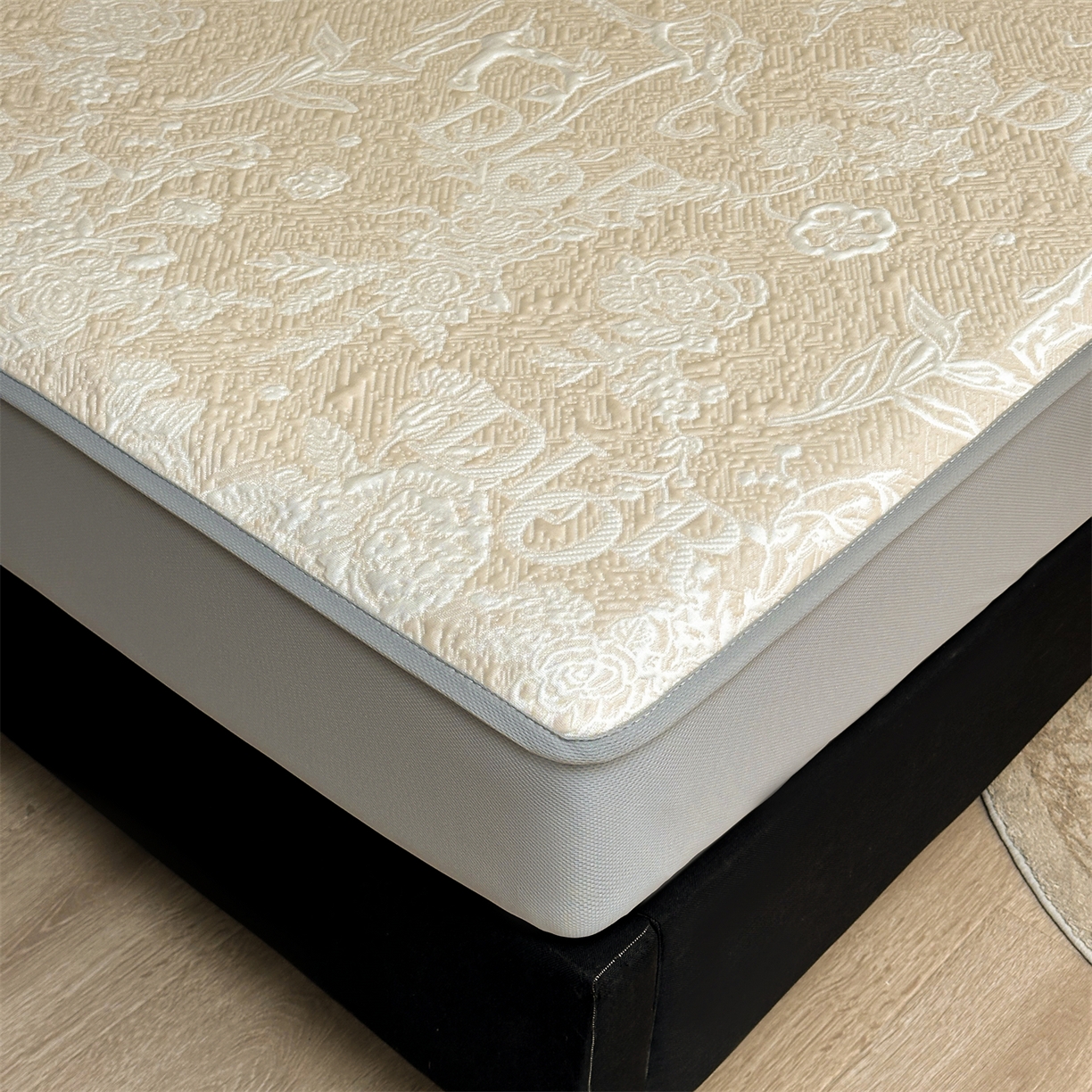 91家纺网 家纺一手货源 找家纺 耐思家纺 2026新品高端复合三明治PE乙纶双面提花610克冰豆豆凉席迪奥风系列（提供买家秀） 迪奥风-卡其床笠款