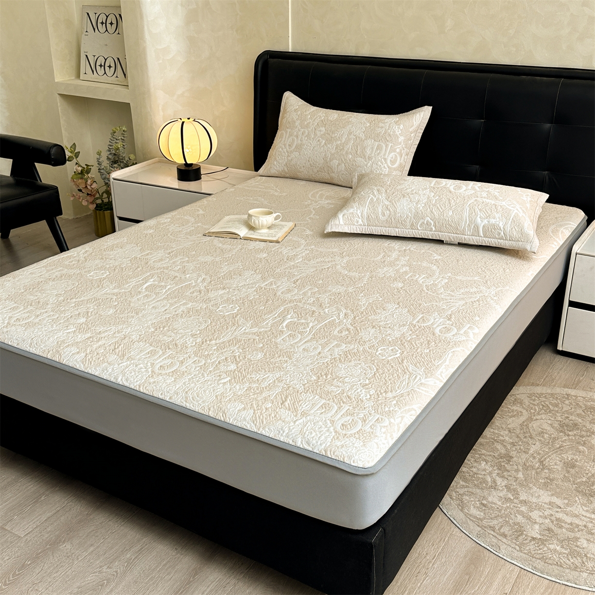 91家纺网 家纺一手货源 找家纺 耐思家纺 2026新品高端复合三明治PE乙纶双面提花610克冰豆豆凉席迪奥风系列（提供买家秀） 迪奥风-卡其床笠款