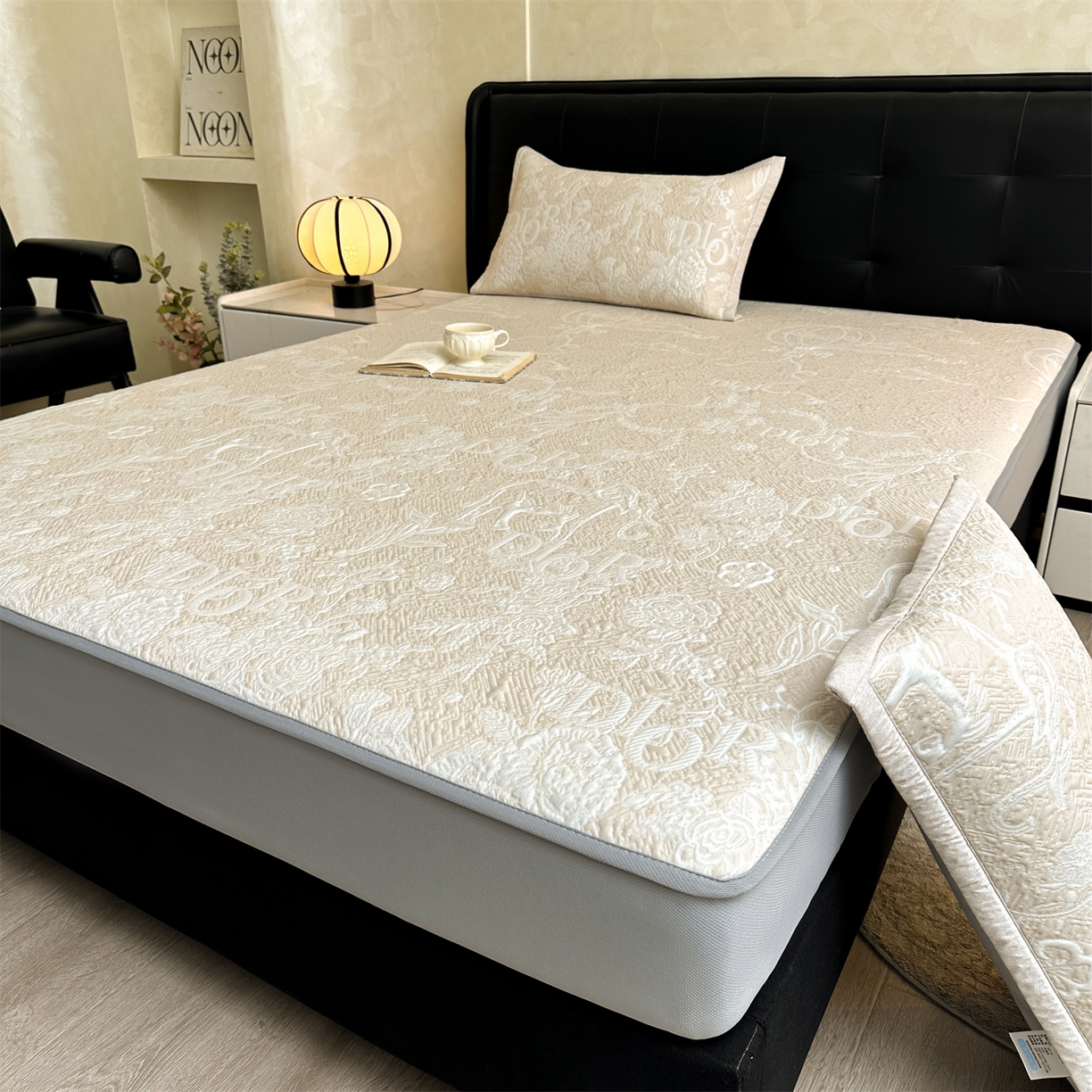 91家纺网 家纺一手货源 找家纺 耐思家纺 2026新品高端复合三明治PE乙纶双面提花610克冰豆豆凉席迪奥风系列（提供买家秀） 迪奥风-卡其床笠款